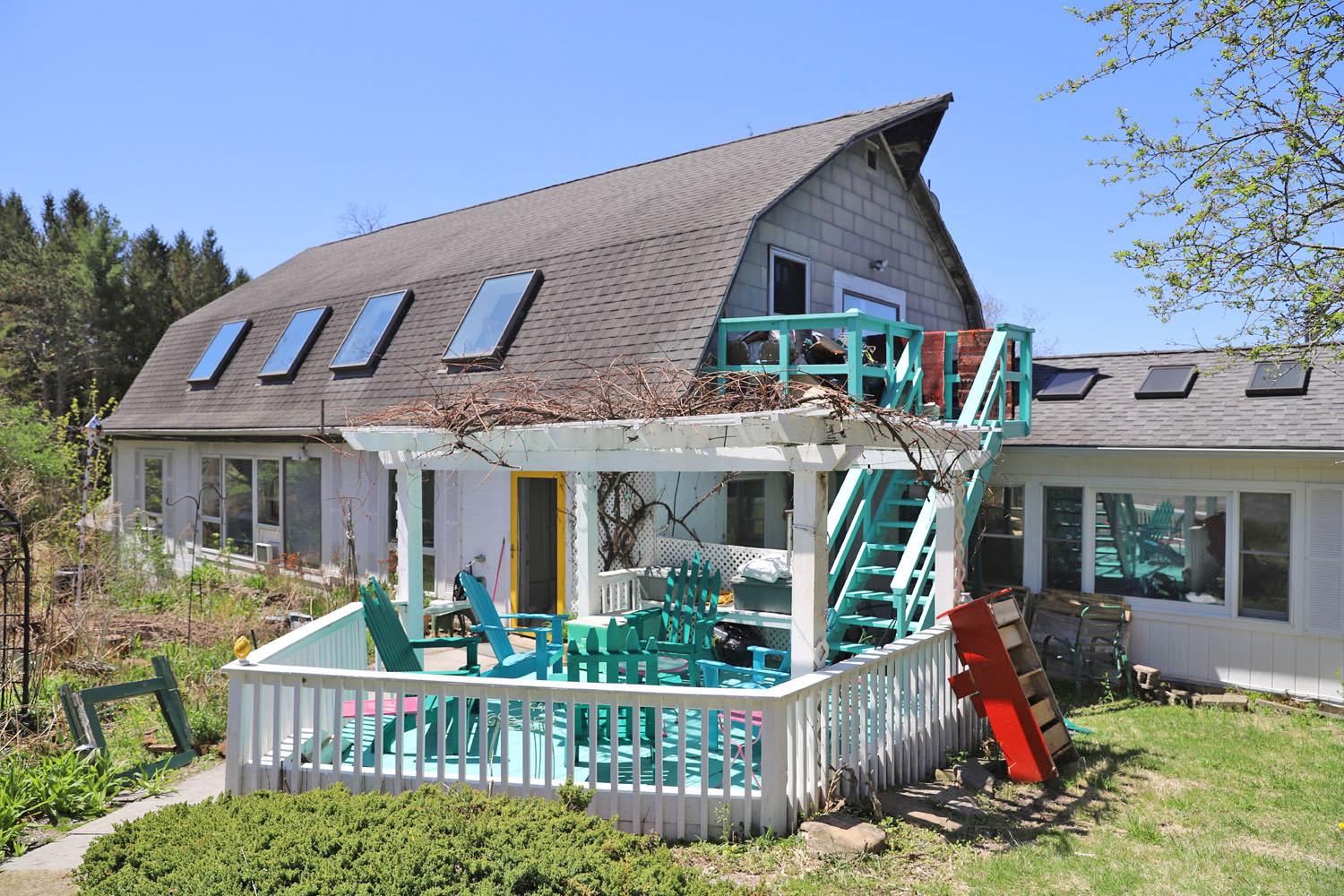 Deck with pergola