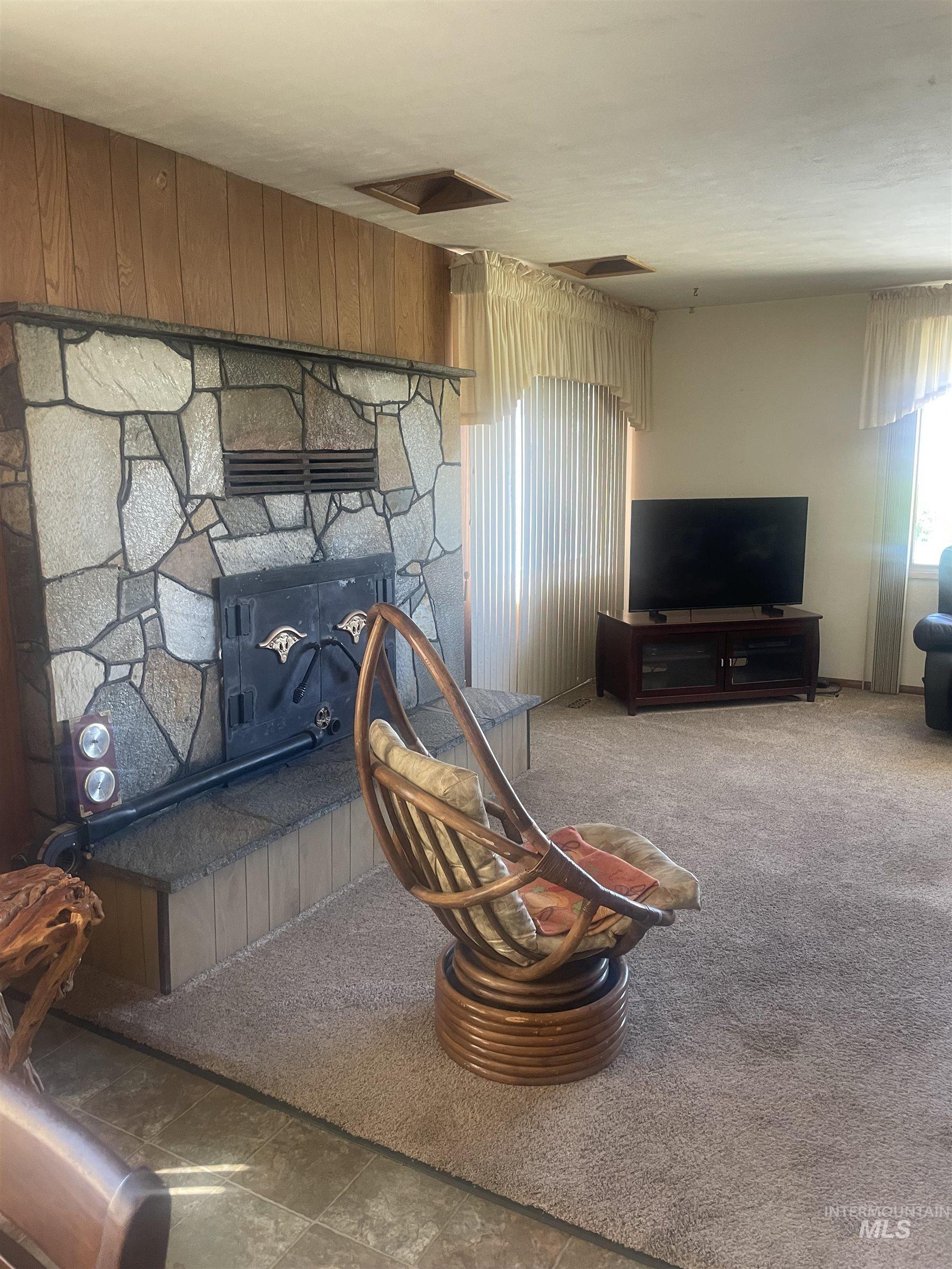 2002 Missman Road Council, ID 83612 - Photo 4 of 38 Living area featuring carpet flooring