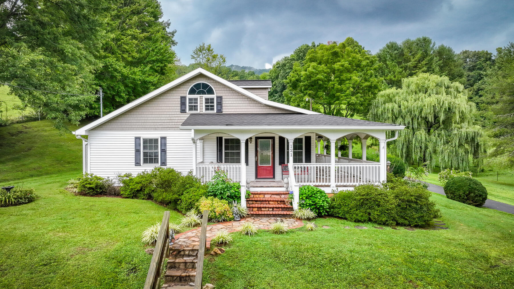 121 Old County Road Hampton, TN 37658 - Photo 3 of 59 002