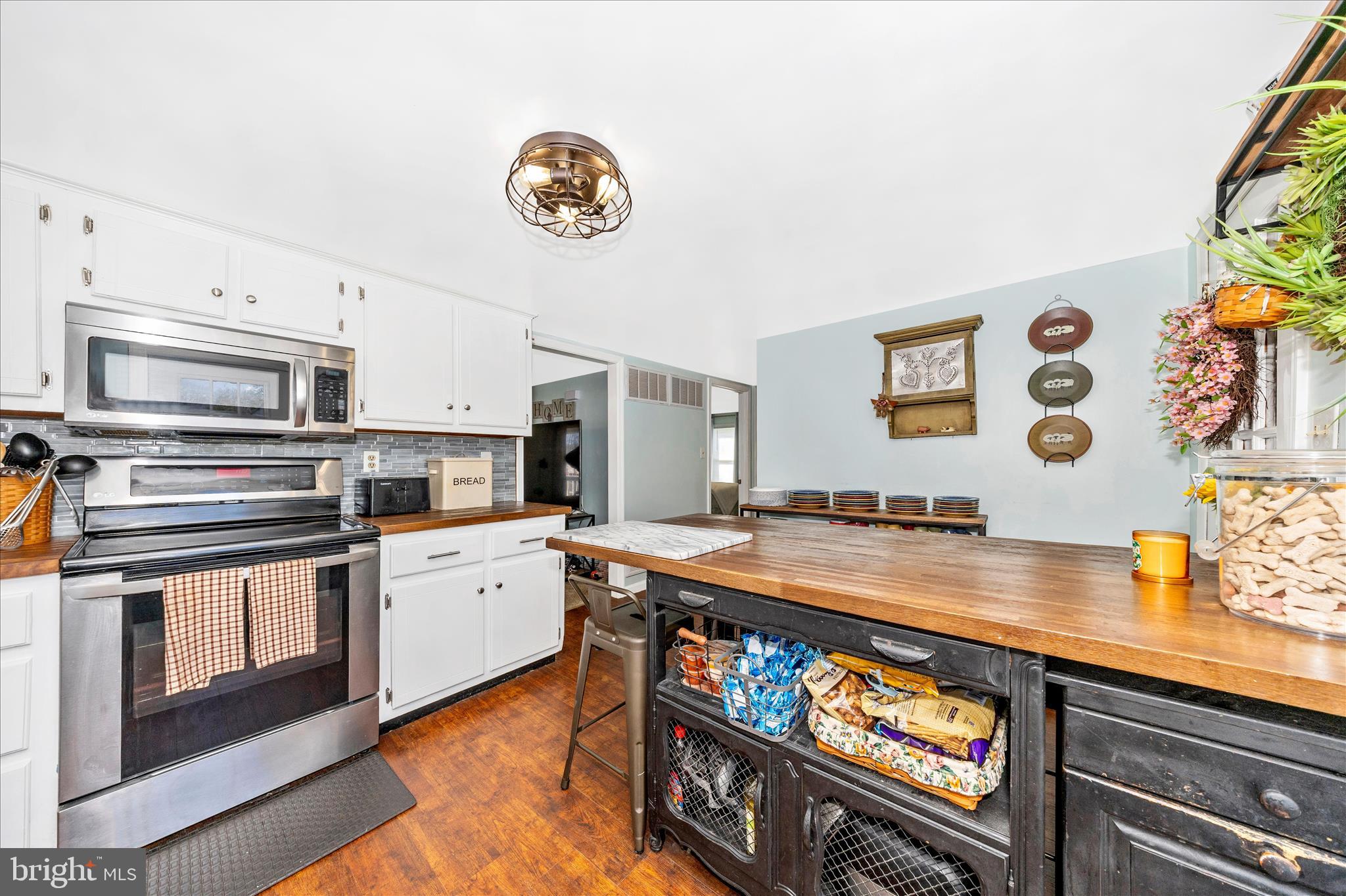 5618 Bartonsville Road Frederick, MD 21704 - Photo 10 of 53 a kitchen with stainless steel appliances granite countertop a stove and a sink