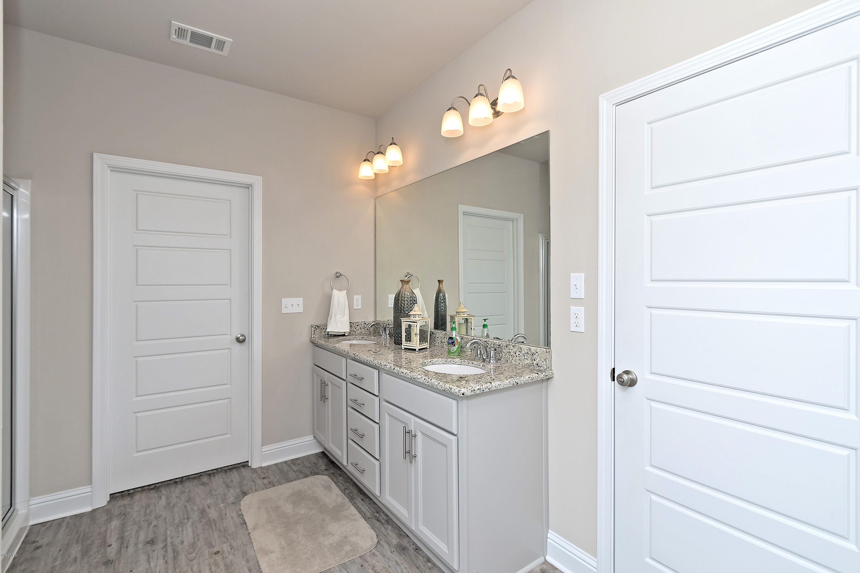 14412 North Swan Road Gulfport, MS 39503 - Photo 11 of 20 15%20Mstr%20Bth2