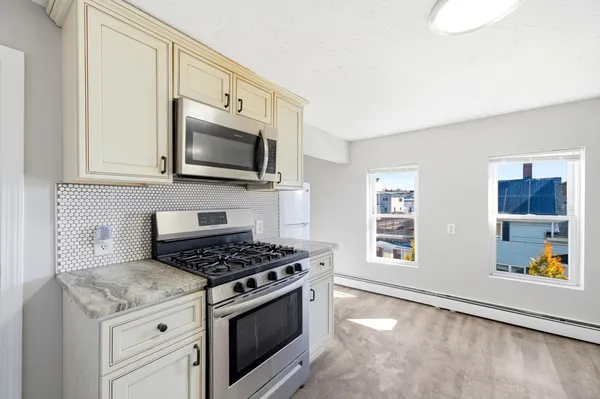 $2,100 | 29-31 Auburn Street, Unit 2R, Everett, MA 02149