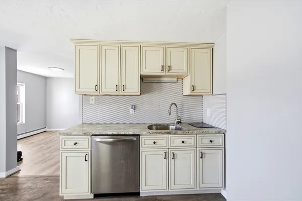 $2,100 | 29-31 Auburn Street, Unit 2R, Everett, MA 02149