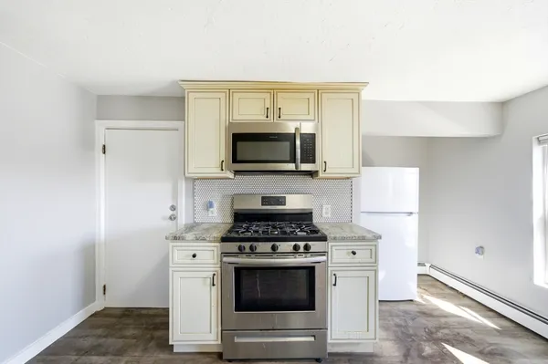 $2,100 | 29-31 Auburn Street, Unit 2R, Everett, MA 02149