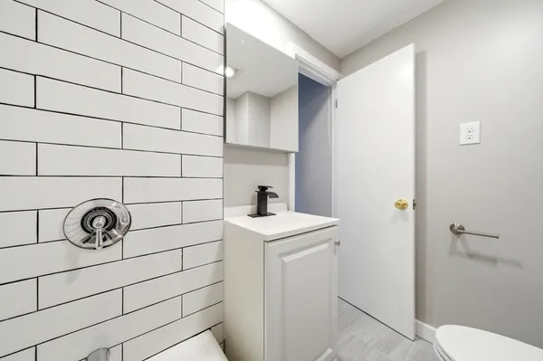 $2,100 | 29-31 Auburn Street, Unit 2R, Everett, MA 02149