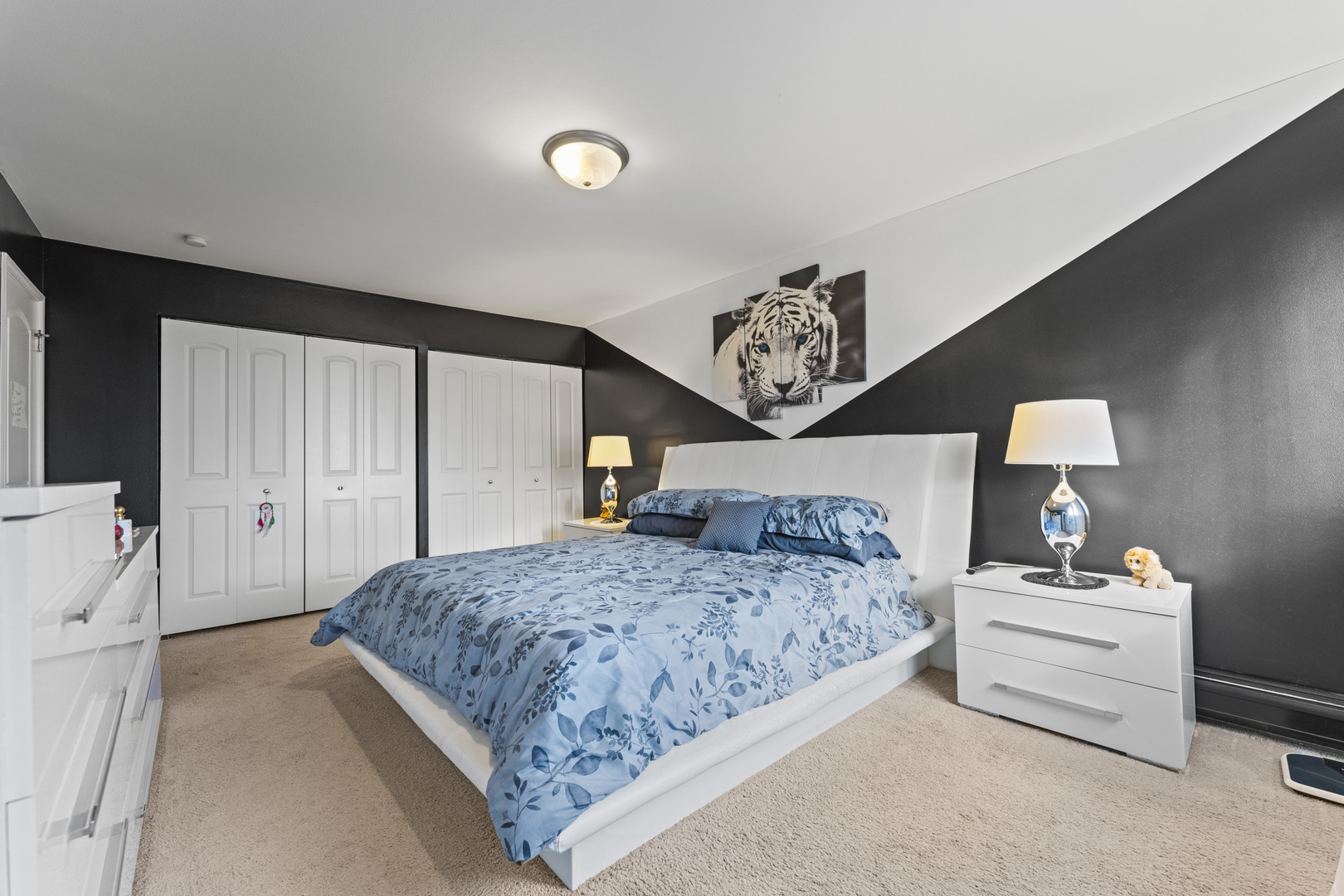 4623 North Chester Avenue, Unit 410 Chicago, IL 60656 - Photo 11 of 20 a bedroom with a bed and a lamp