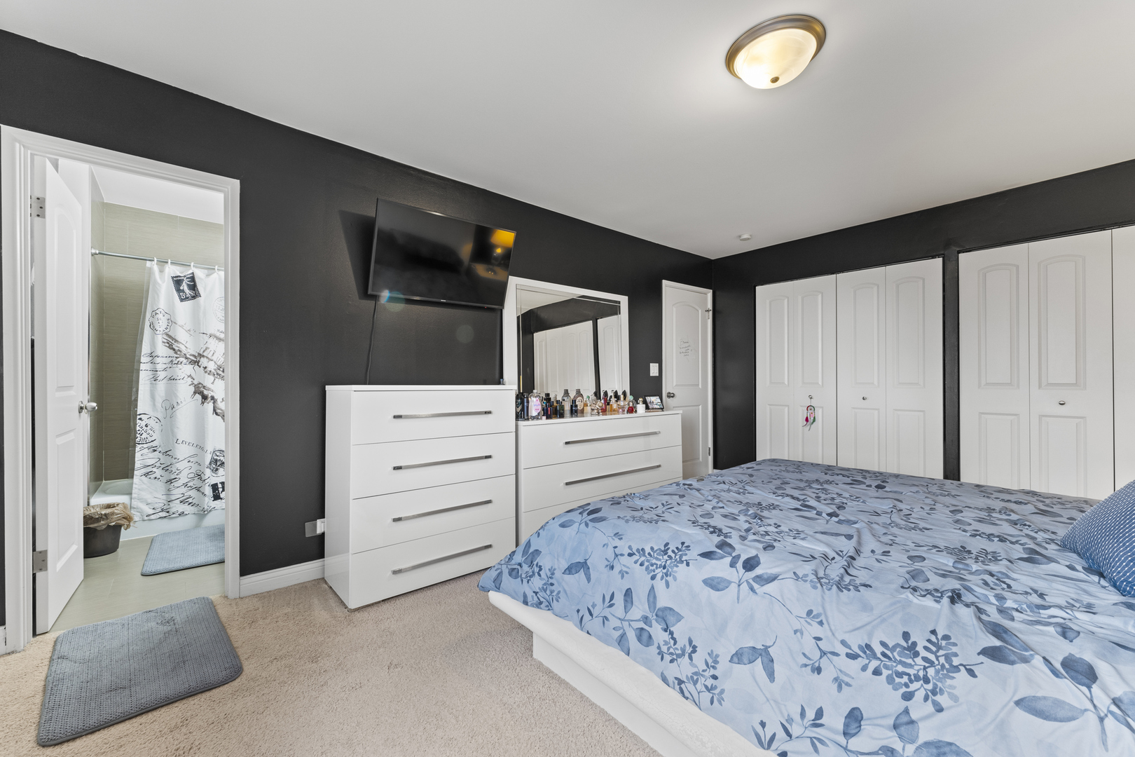 4623 North Chester Avenue, Unit 410 Chicago, IL 60656 - Photo 12 of 20 a bedroom with a bed and a dresser