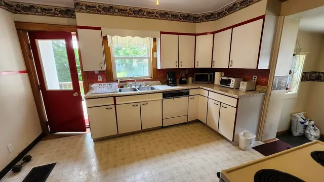 $185,000 | 28 Eastland Avenue, Millinocket, ME 04462