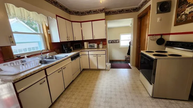 $185,000 | 28 Eastland Avenue, Millinocket, ME 04462