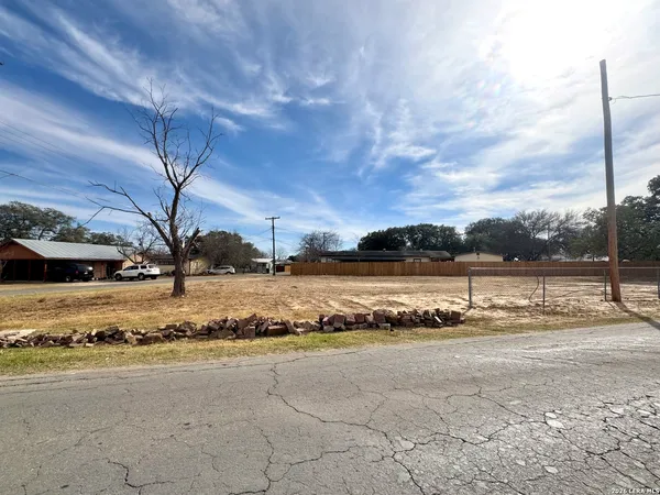 $47,500 | 0 Washington, Devine, TX 78016