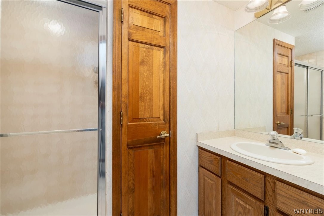 610 Youngs Road, Unit H Amherst, NY 14221 - Photo 15 of 19 Second Full Bath just off the main hallway.