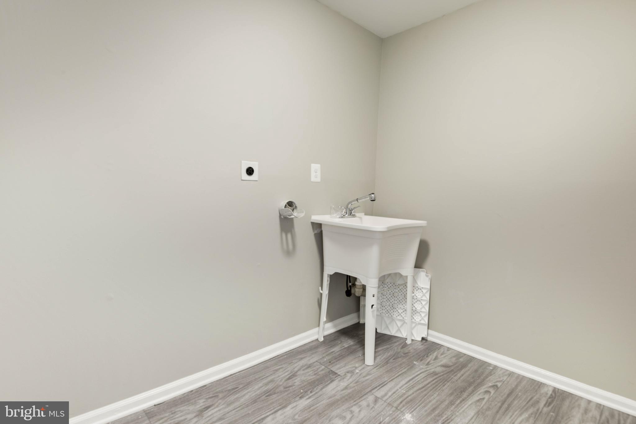 9348 Tovito Drive Fairfax, VA 22031 - Photo 21 of 31 Laundry Room off Fam Rm - nice size