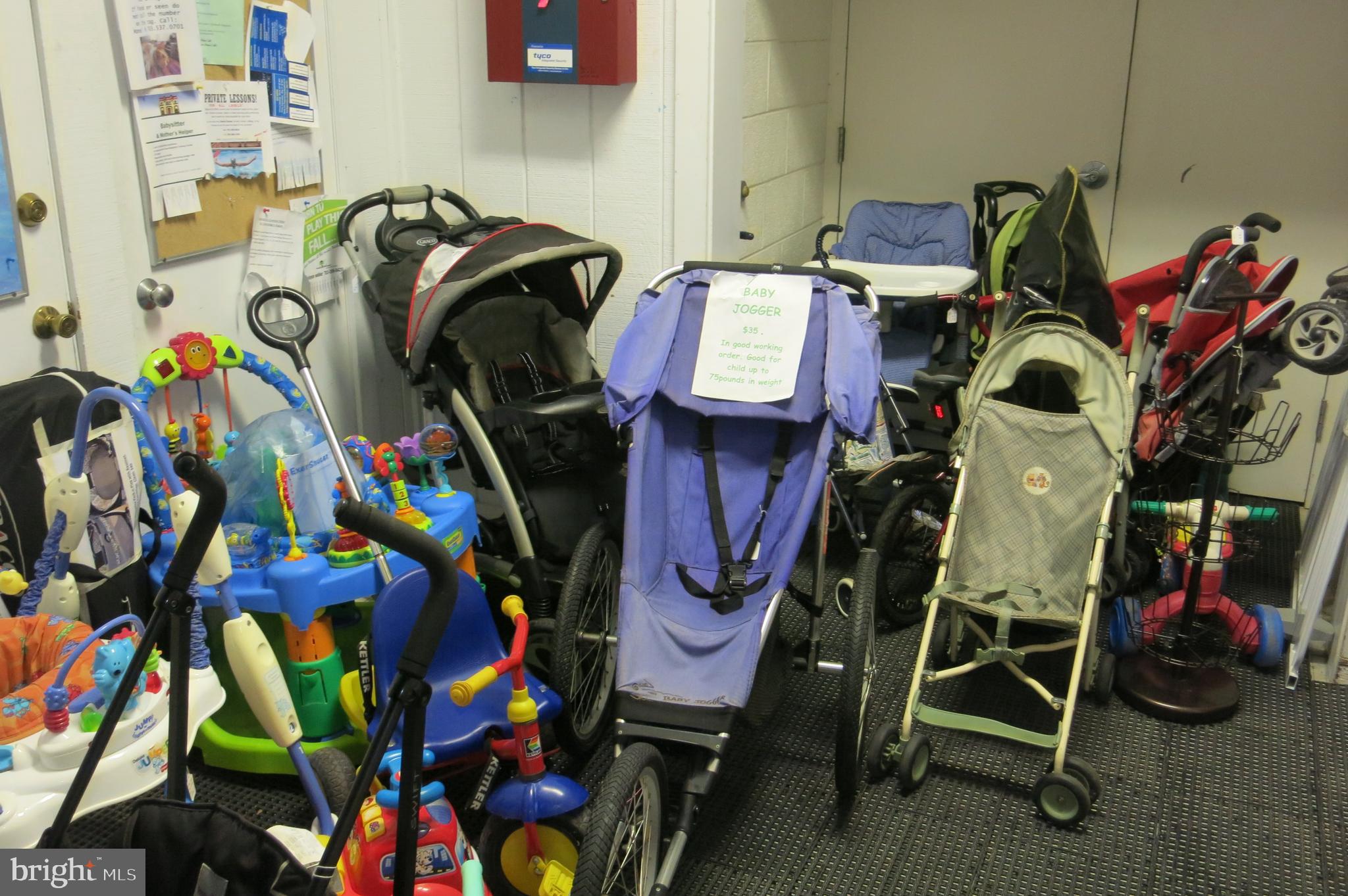 9348 Tovito Drive Fairfax, VA 22031 - Photo 29 of 31 Moms sale - Clubhouse foyer