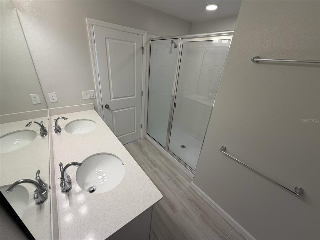 4632 Campsite Loop Orlando, FL 32824 - Photo 13 of 22 a bathroom with a sink a mirror and shower