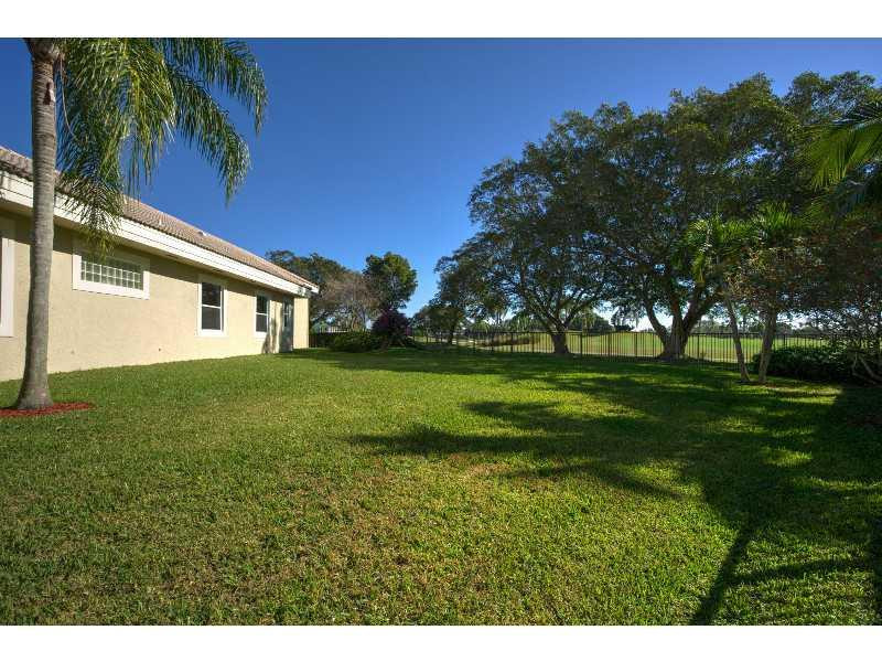 2676 Riviera Court Weston, FL 33332 - Photo 32 of 35 Yard/Garden
