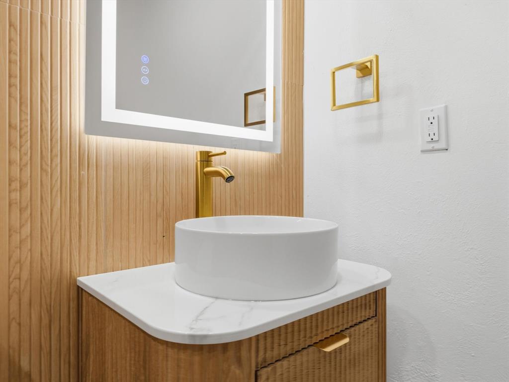 4013 Oleander Trail Mesquite, TX 75150 - Photo 12 of 28 Bathroom featuring vanity