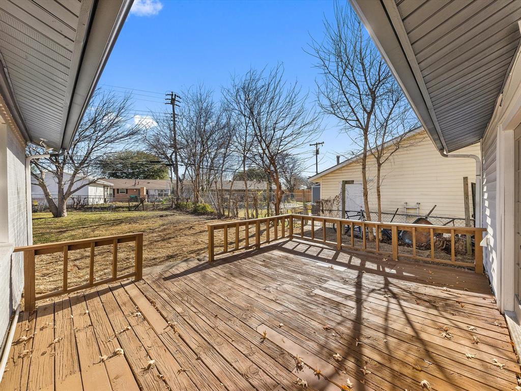 4013 Oleander Trail Mesquite, TX 75150 - Photo 22 of 28 Wooden deck featuring a residential view