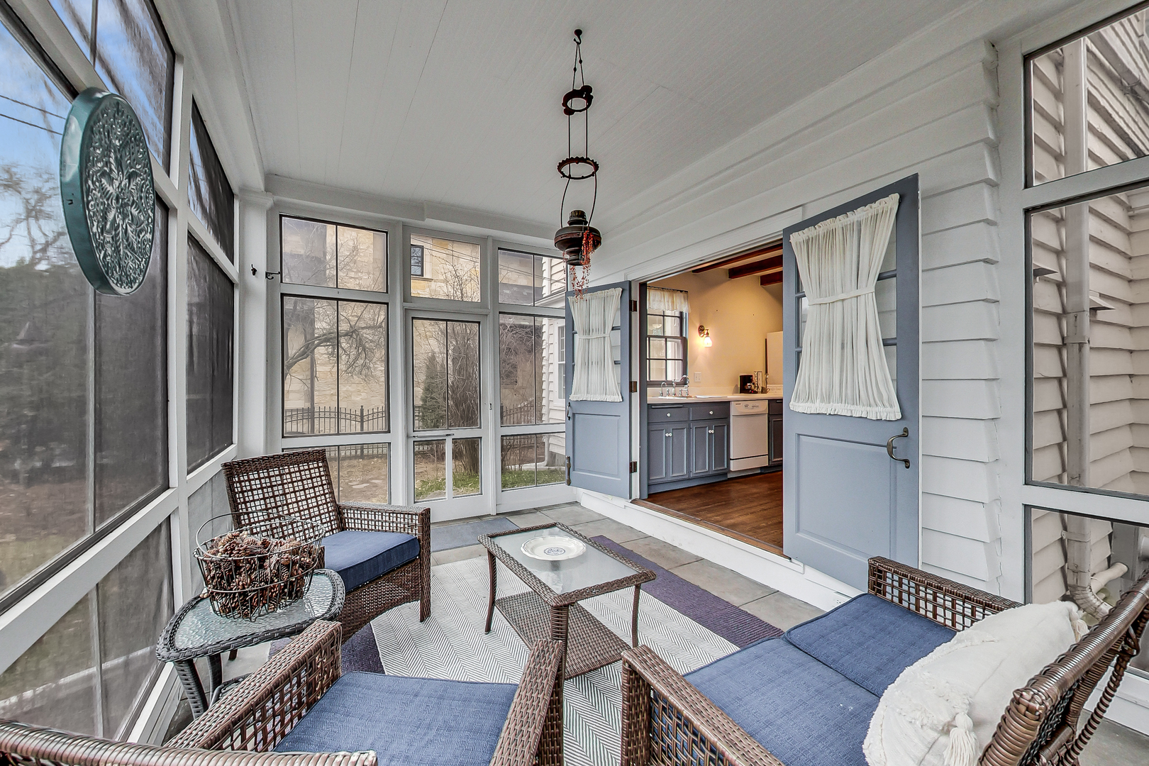 405 North Ashland Avenue Park Ridge, IL 60068 - Photo 18 of 30 a living room with furniture