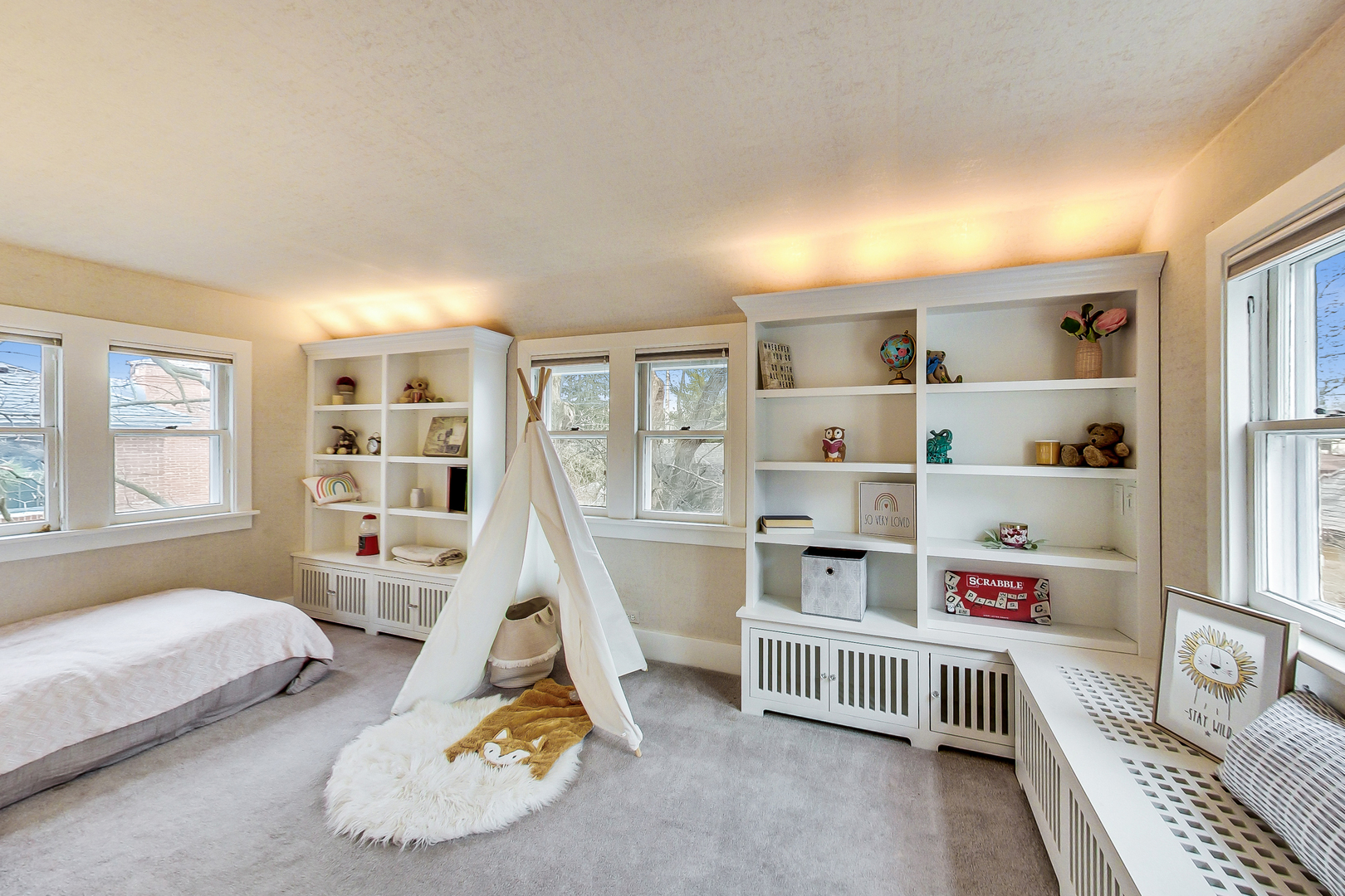 405 North Ashland Avenue Park Ridge, IL 60068 - Photo 23 of 30 a bedroom with furniture and a book shelf