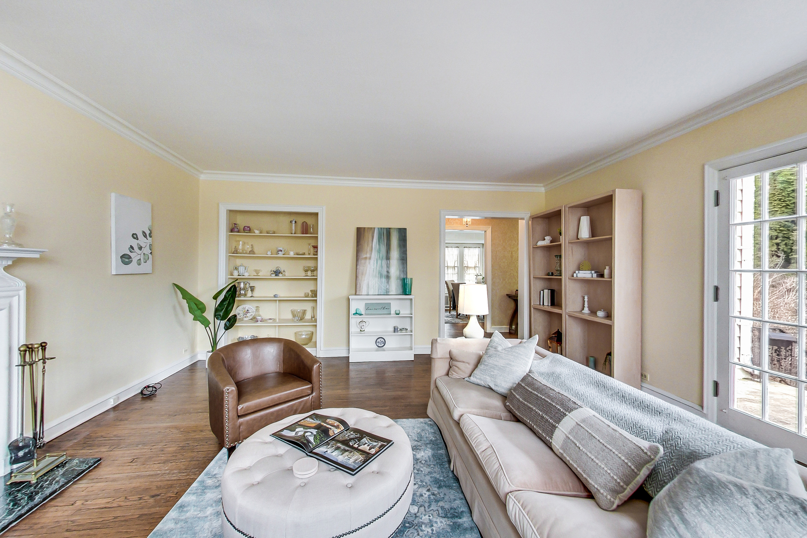 405 North Ashland Avenue Park Ridge, IL 60068 - Photo 9 of 30 a living room with furniture and a rug