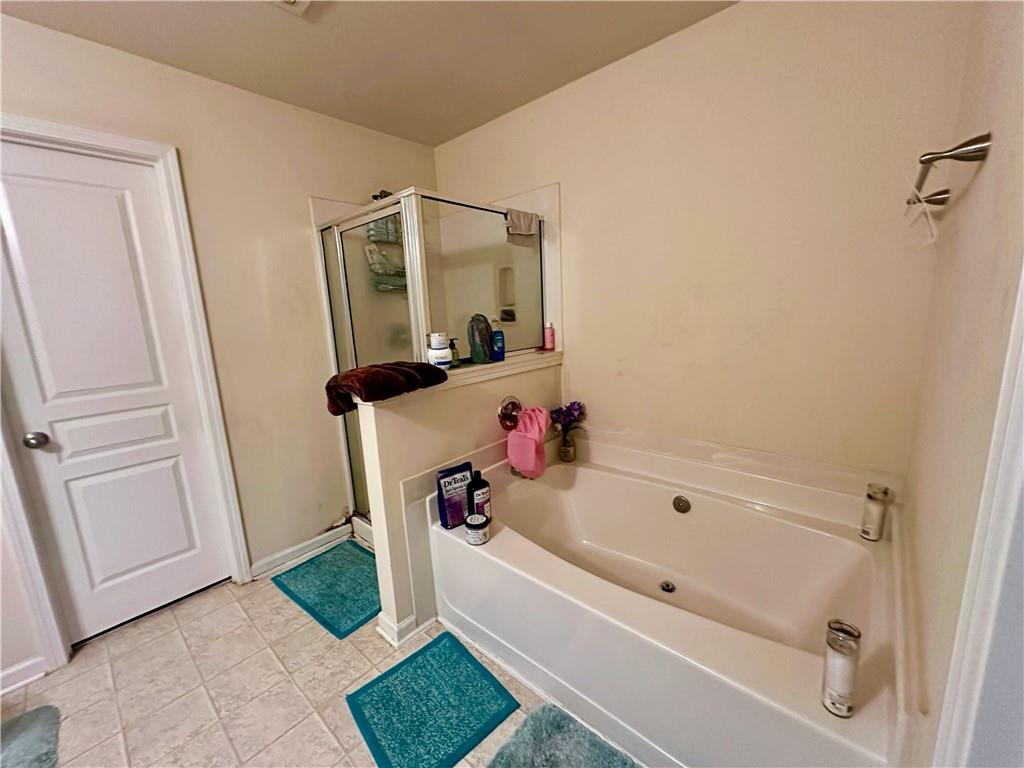 2655 Avanti Way Decatur, GA 30035 - Photo 8 of 12 a bathroom with a tub a sink and a mirror