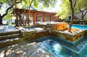 a view of a yard with an tree