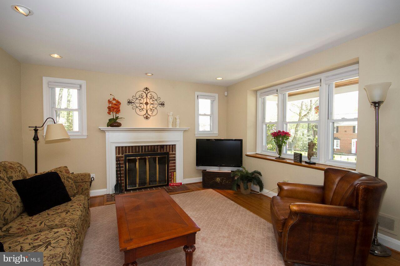 58 Dungarrie Road Baltimore, MD 21228 - Photo 5 of 30 Living Room with pright window