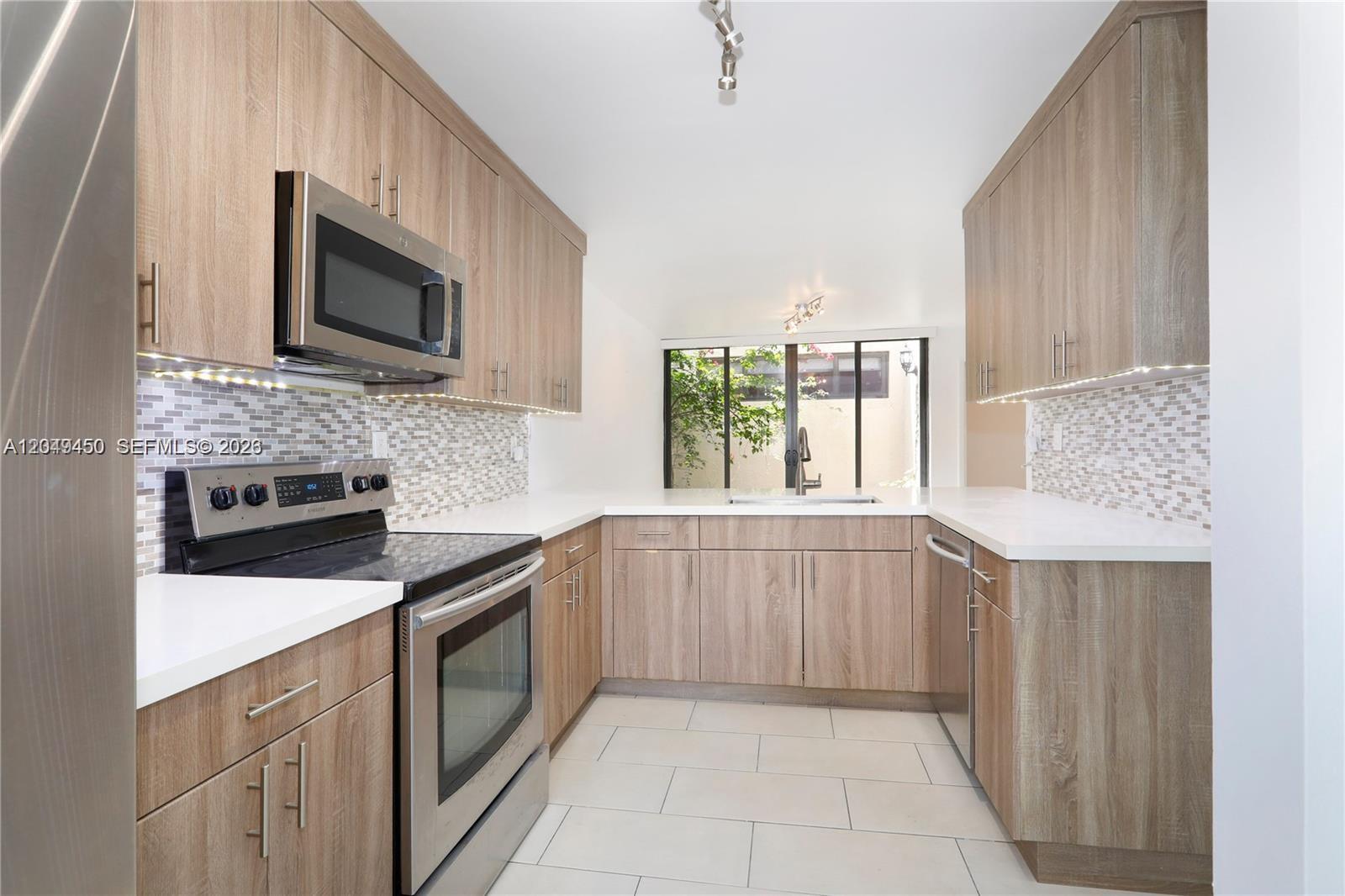 8124 Southwest 87th Terrace Miami, FL 33143 - Photo 3 of 44