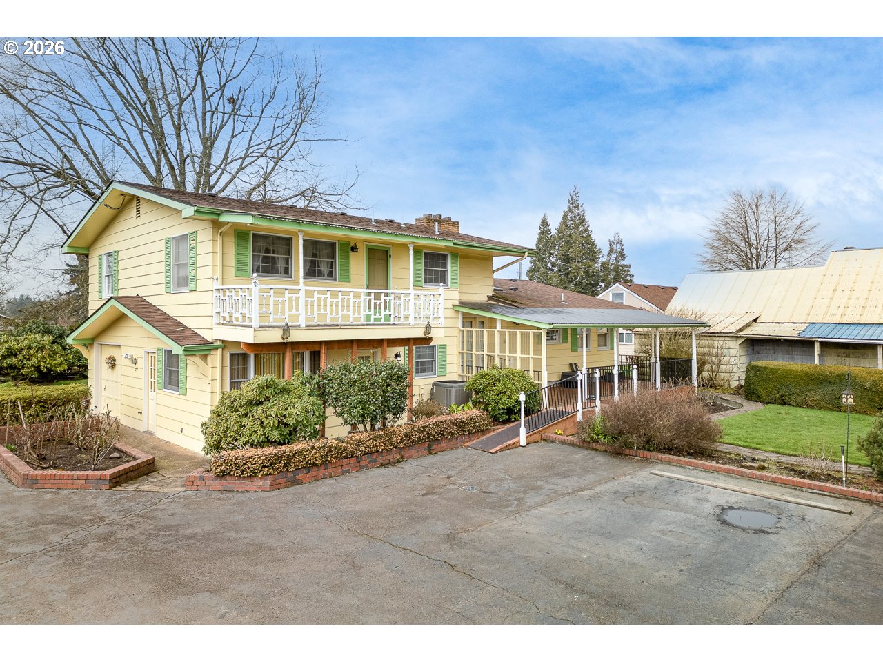 89805 Sprague Road Eugene, OR 97408 - Photo 2 of 48 a front view of a house with a garden