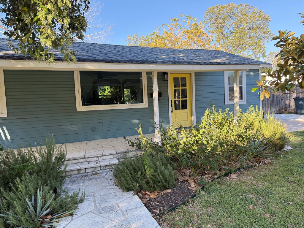 505 East 4th Street Georgetown, TX 78626 - Photo 16 of 18 a front view of a house with a yard