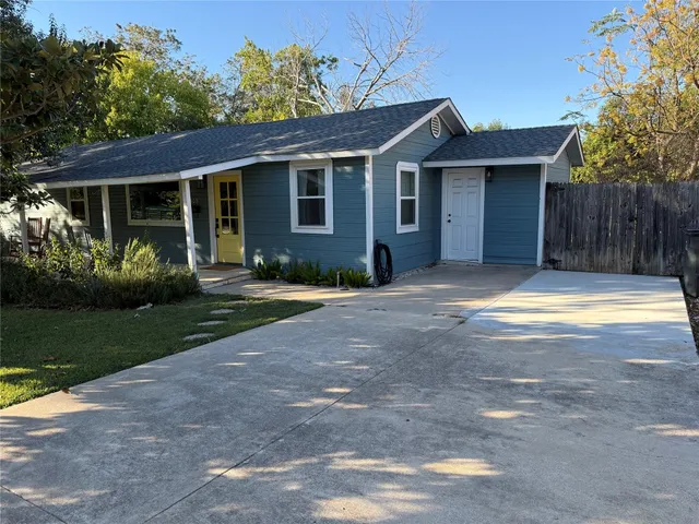 a view of a house with backyard and garden