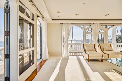 a view of entryway with patio