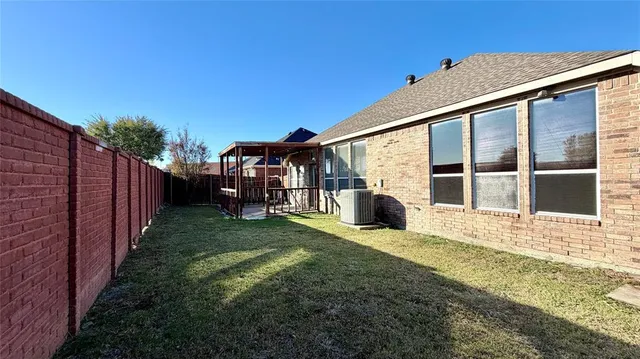 a view of a house with backyard and porch