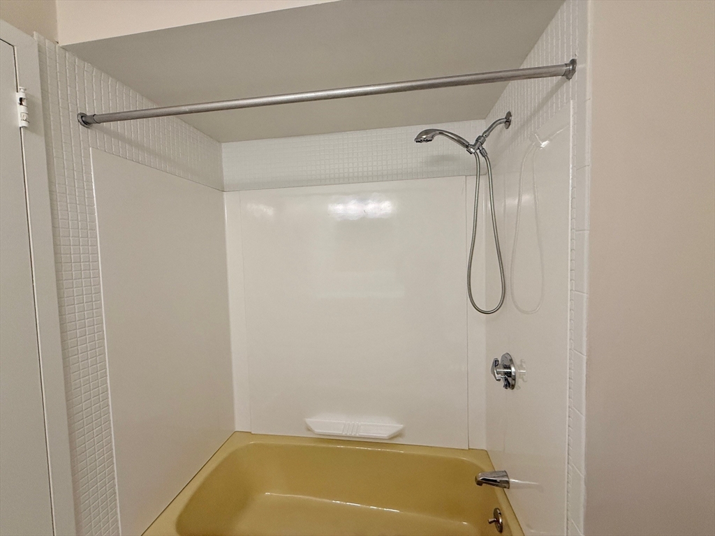 1006 Paradise Road, Unit 3R Swampscott, MA 01907 - Photo 23 of 34