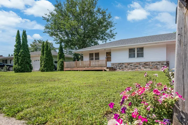 $245,000 | 320 South Waterville Avenue, Le Center, MN 56057