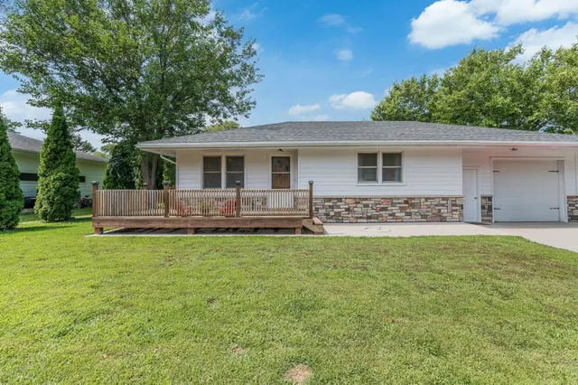 $245,000 | 320 South Waterville Avenue, Le Center, MN 56057