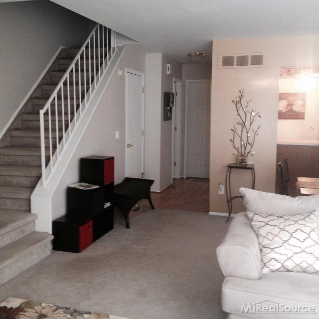 618 Byron Court, Unit 38 Rochester, MI 48307 - Photo 8 of 23 31231022-7.JPG