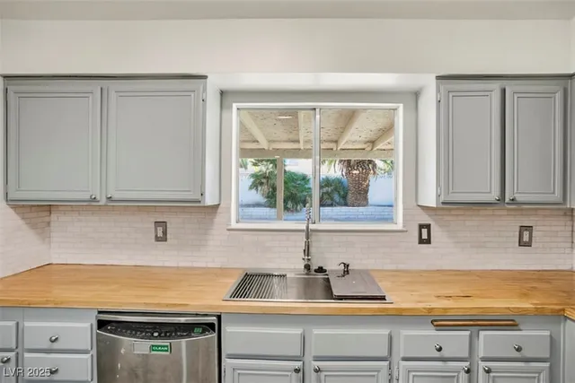 $420,000 | 720 North Sloan Lane, Las Vegas, NV 89110