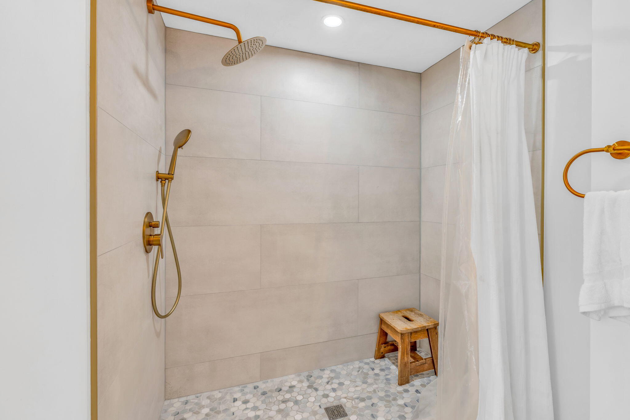 90 B Sombrero Beach Road Marathon, FL 33050 - Photo 17 of 32 a bathroom with a shower