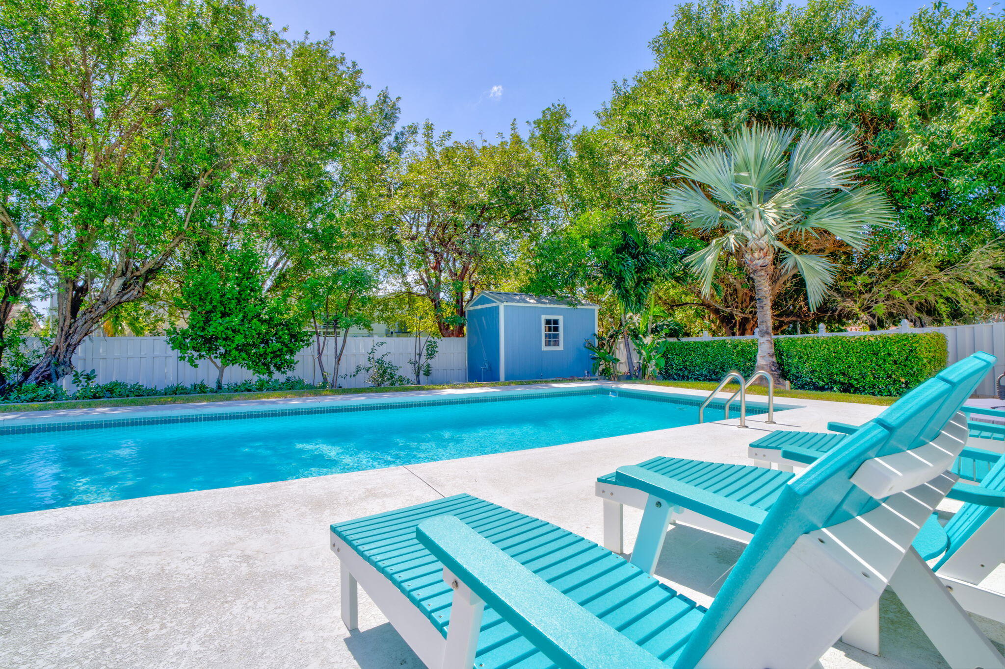 90 B Sombrero Beach Road Marathon, FL 33050 - Photo 26 of 32 a front view of a house with garden