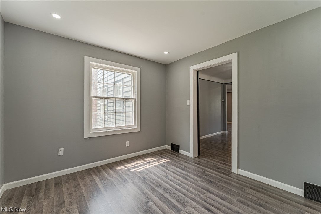 3723 Strathavon Road Cleveland, OH 44120 - Photo 10 of 31