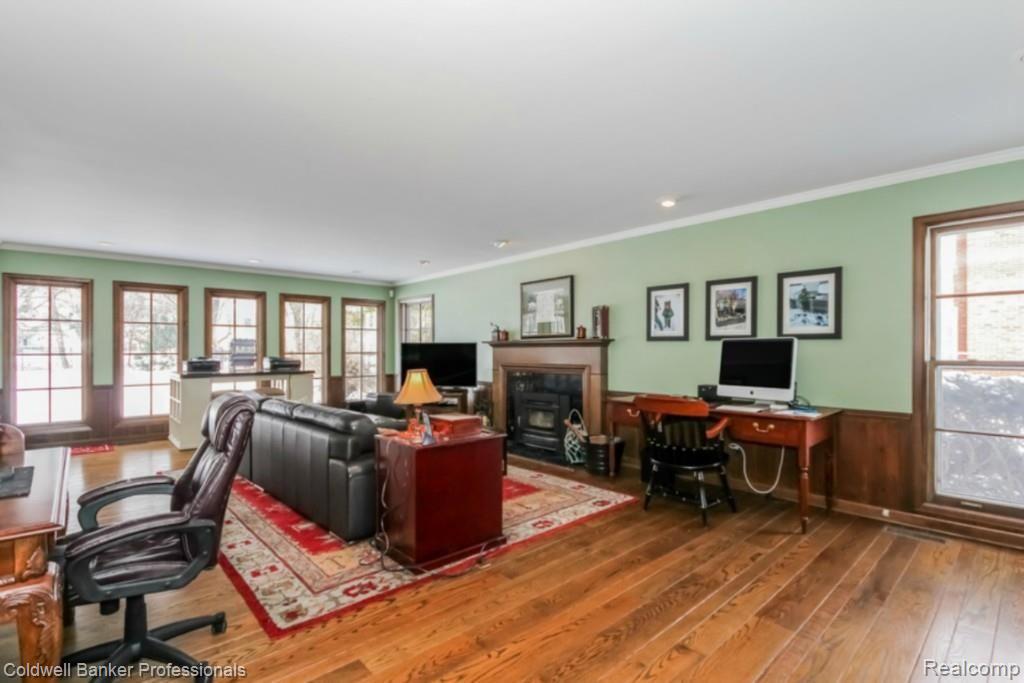 571 Lake Shore Road Grosse Pointe, MI 48236 - Photo 9 of 43 library.jpg