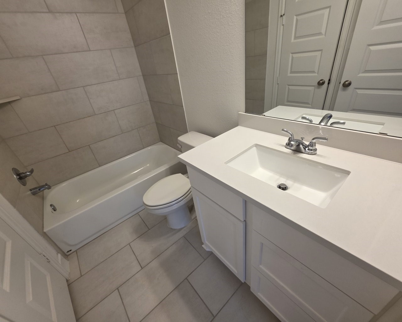 3015 Harbor Spring Way Manvel, TX 77578 - Photo 14 of 33 Full ensuite bathroom for bedroom 2