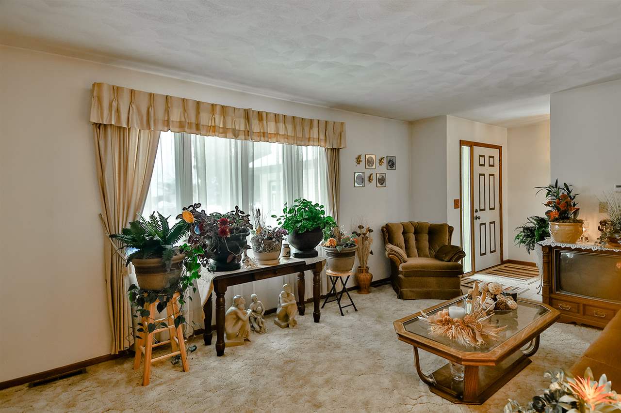 12944 Huntsboro Lane Roscoe, IL 61073 - Photo 14 of 40 a living room with furniture and a potted plant