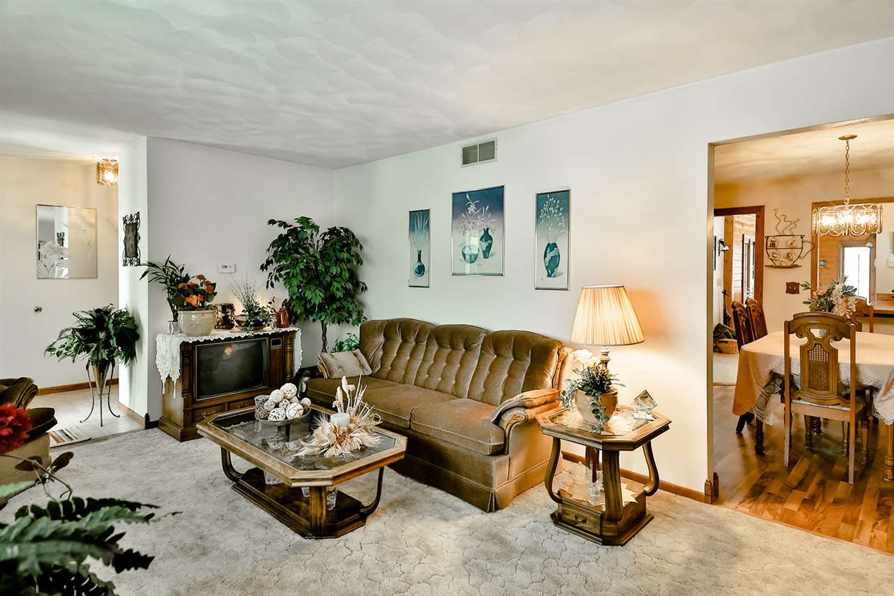 12944 Huntsboro Lane Roscoe, IL 61073 - Photo 15 of 40 a living room with furniture and a couch