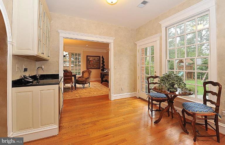 2210 Windsor Road Alexandria, VA 22307 - Photo 15 of 30 Kitchen/Dining Room