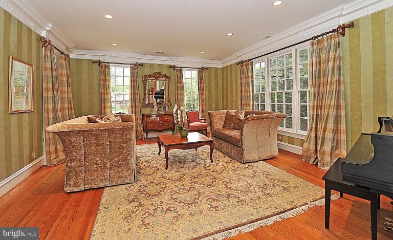 2210 Windsor Road Alexandria, VA 22307 - Photo 3 of 30 Living Room