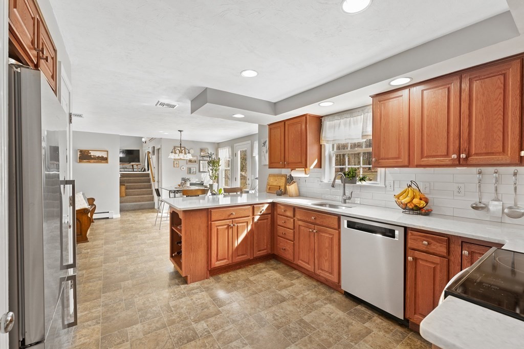 39 Chamberlain Road Uxbridge, MA 01569 - Photo 7 of 42 Gallery Image 7