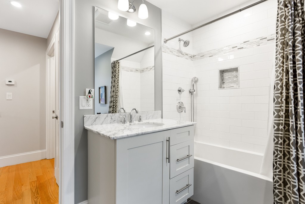 9 Bartlett Crescent, Unit 2 Brookline, MA 02446 - Photo 15 of 23