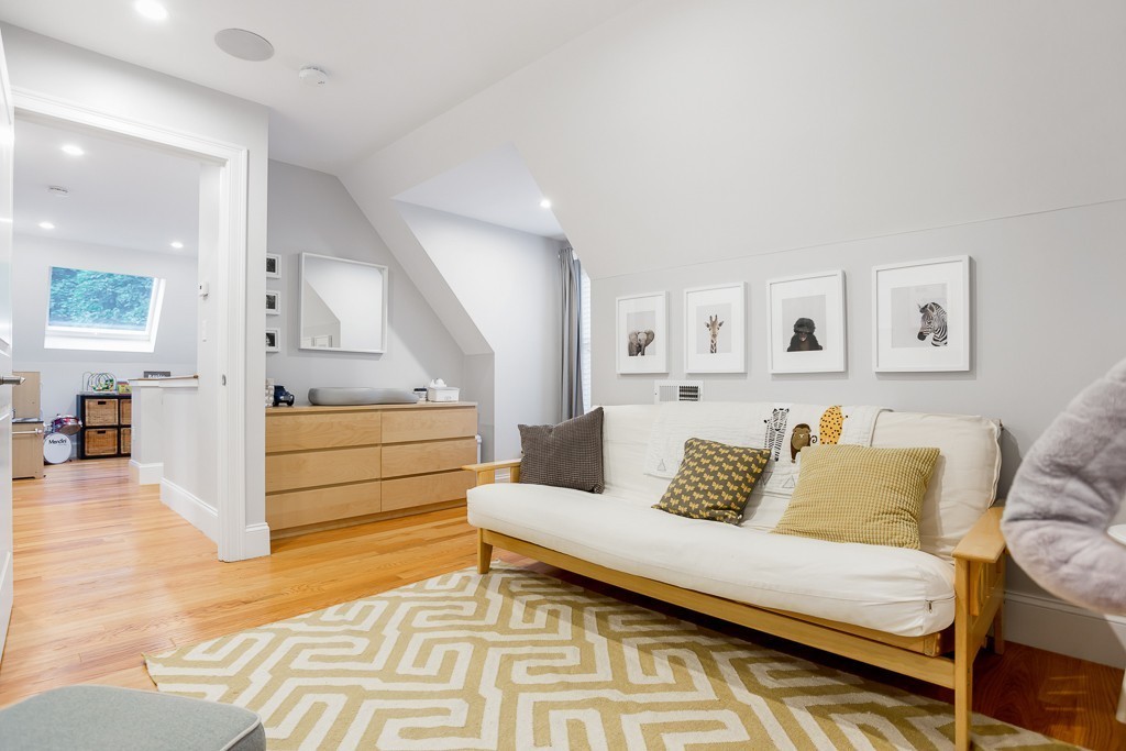 9 Bartlett Crescent, Unit 2 Brookline, MA 02446 - Photo 17 of 23